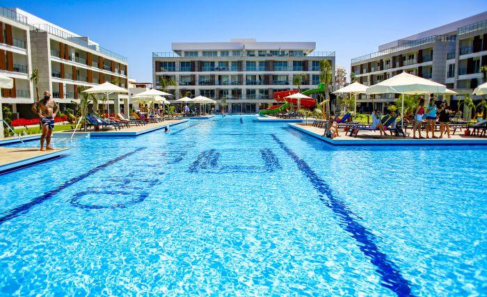 Kıbrıs İskele'de Sahile Yakın, Ortak Havuzlu ve Balkonlu Konforlu Otel Odası | Marble Deluxe Kara