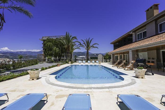 Villa w Sea View Terrace and Pool 5 min to Beach