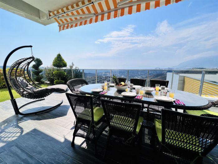 Villa with Private Pool and Terrace in Alanya