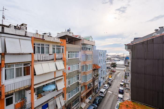 Bakırköy'de Deniz Manzaralı Balkonlu Oda | Hylas