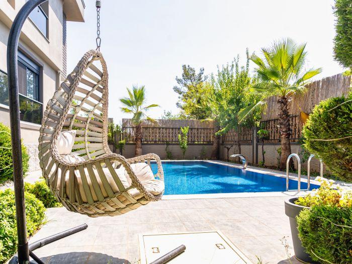 You can unwind from the day's fatigue in our home's stylish pool and garden furniture.