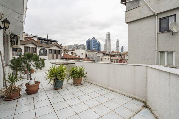 Central Flat with Balcony and Terrace in Sisli