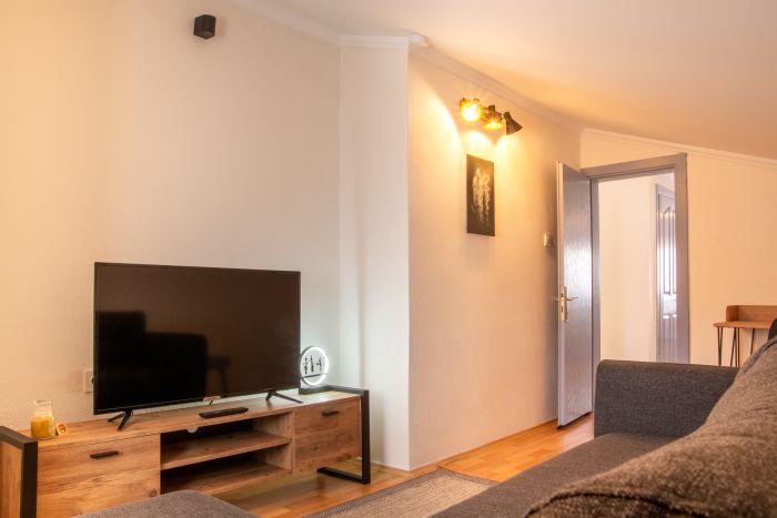 The flat features a smart TV with Netflix, perfect for cozy nights. 