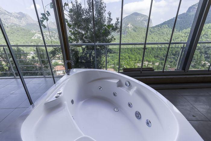 Enjoy a jacuzzi with a breathtaking view!
