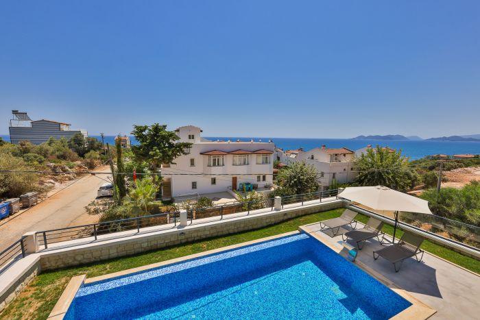 Antalya'da Denize Sıfır, Havuzlu ve Deniz Manzaralı Lüks Villa | UpstateDemre