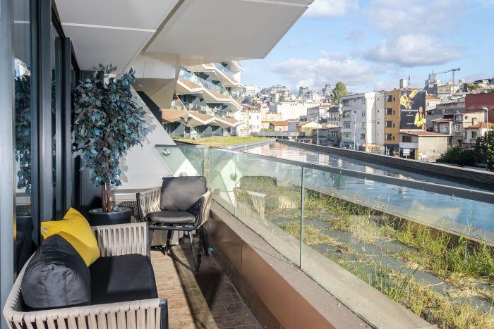 Studio Flat with Balcony Close To Flower Passage