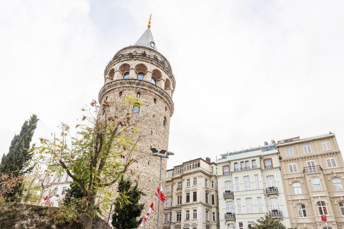 Beyoğlu'nda Tarihi Binada Harika Manzaralı, Galata Kulesi'nin Yanında Göz Alıcı Daire | Alcazar