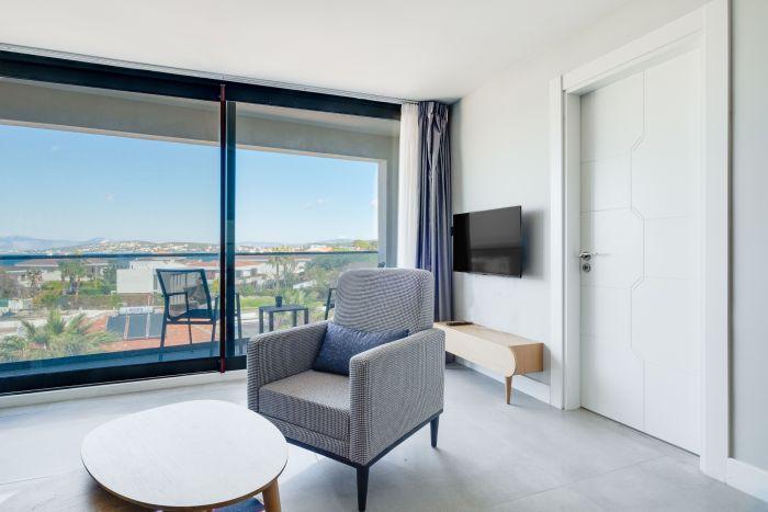 Sea View Suite with Balcony 2 min to Beach