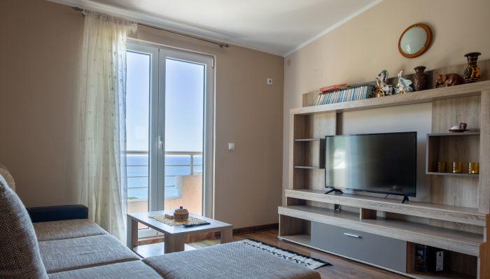 You can enjoy Smart TV in our comfortable armchairs accompanied by the sea view.