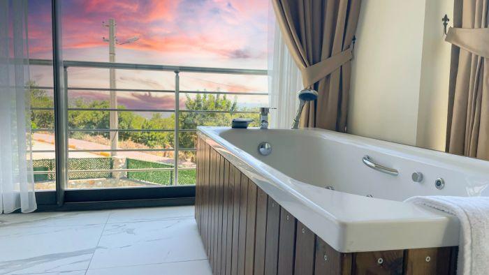 Enjoy the jacuzzi against this view where nature presents itself to you in its most vivid and impressive colors...
