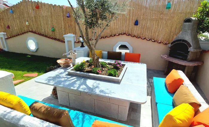 You can enjoy your BBQ party at this colorful sitting area.