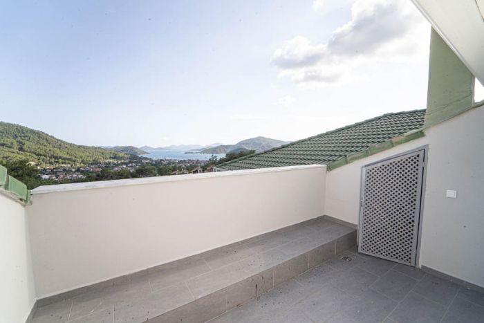 The rooftop balcony promises good sunbathing and relaxation.