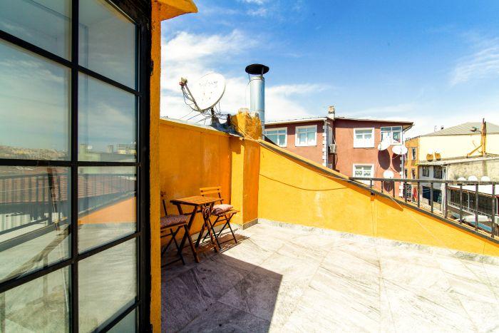 Single House, Chic Flat w Balcony in Golden Horn