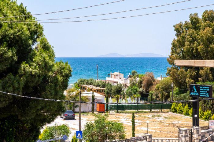 Didim'de Deniz Manzaralı Teraslı Plaja 1 Dakika Mesafede Geniş Tatil Evi | Confetti