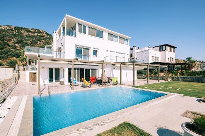 Bodrum’da Denize 3 Dakika Mesafede Verandalı Havuzlu Balkonlu Geniş ve Şık Dekore Edilmiş Villa | VillaChopin