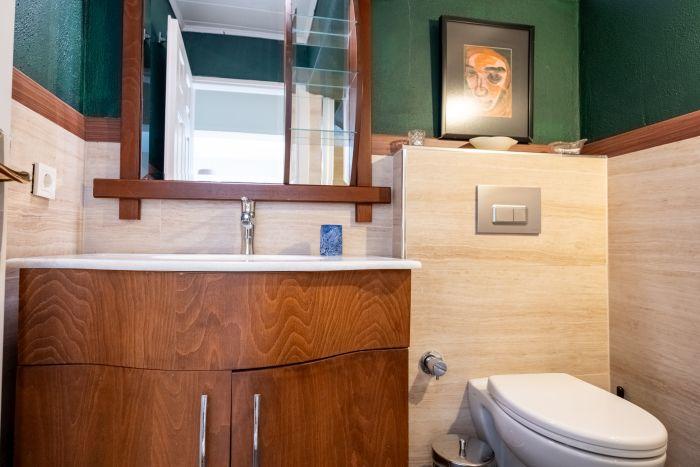 The wooden cabinet completes the design of the bathroom.