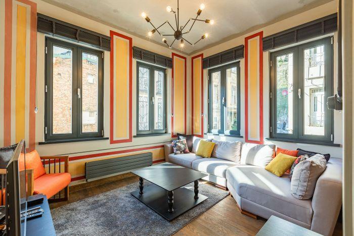 The living room is bathed in daylight, color and a genuine Beyoglu ambiance.