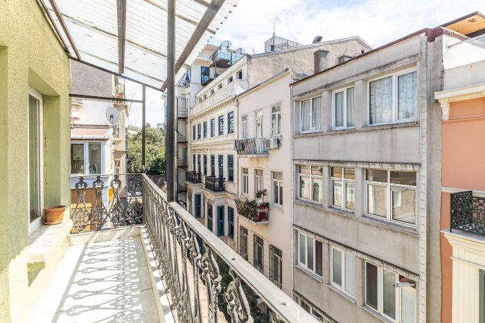 Beyoğlu'nda Metroya, Taksim'e ve İstiklal Caddesi'ne 8 dakika Mesafede Balkonlu Rahat Daire | Eiffel