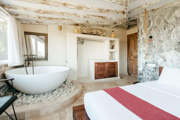 Bozcaada'da Fransız Küvetli Doğa Manzaralı Otel Odası | RevmaFrenchBathtub