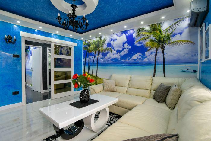 Take a look at this colorful and vibrant living room dominated by shades of blue! It looks quite eye-catching and stylish, doesn't it?
