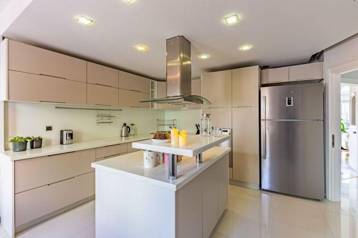 Our modern and slick kitchen is inviting you to easy and fun cooking time.