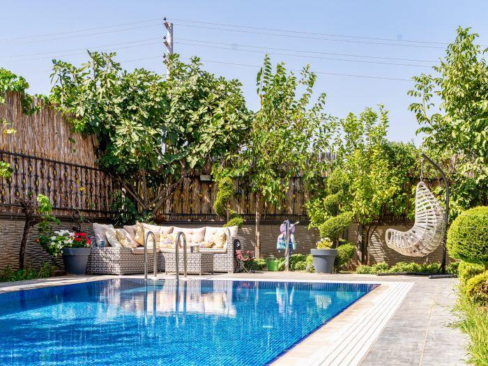 Antalya’da Balkonlu Havuzlu Saunalı Bahçeli Şık Dekore Edilmiş Lüks ve Geniş Villa | Villa Chemali
