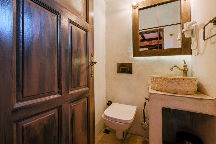 Bozcaada’da Romantik Otel Odası | RevmaDoubleGarden