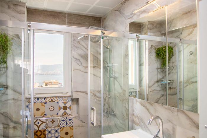 You can shower with an enticing sea view.