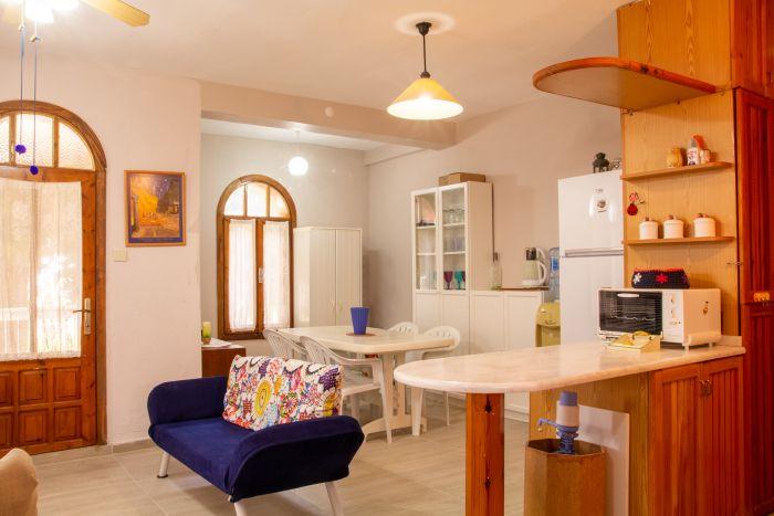 Our cozy and chis house offers three bedrooms and a spacious living room with an American kitchen style.