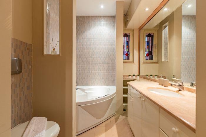 The ensuite bathroom here will provide extra privacy and comfort.