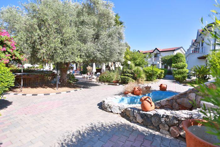 Girne'de Havuzlu ve Bahçeli Lüks Villa | Azure