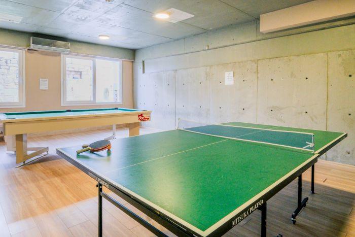 Flat w Pooltable and Tennis Table  15 min to Beach