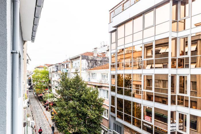 Are you ready to feel like a true Kadikoy native with its location right in the heart of the neighborhood?