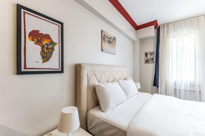 The house boasts freshly laundered linens and towels, providing guests with a comfortable and hygienic stay.
