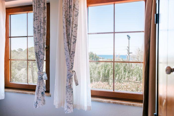 Deniz Manzaralı İki Yataklı Butik Otel Odası | ParaliaSeaTriple