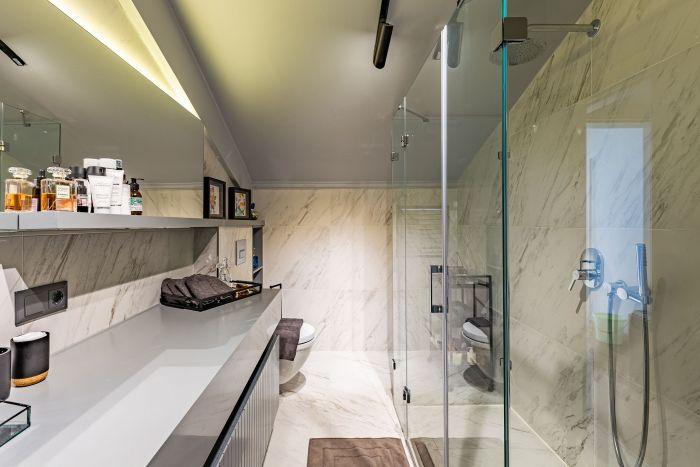 And to maximize your comfort, there is another stylish bathroom.