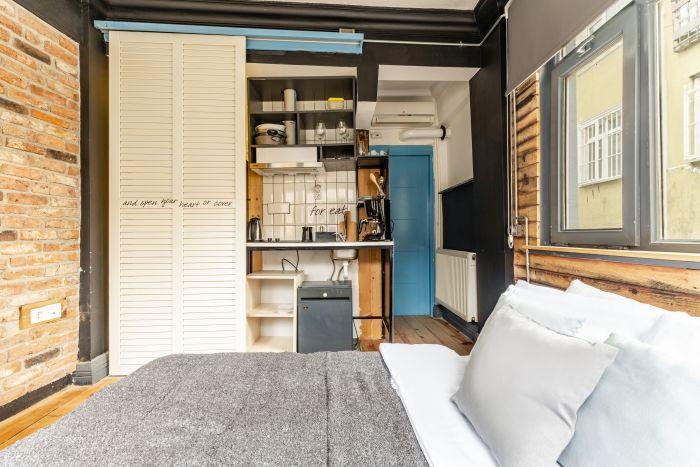 This studio flat has offer you everything for a compact life. 
