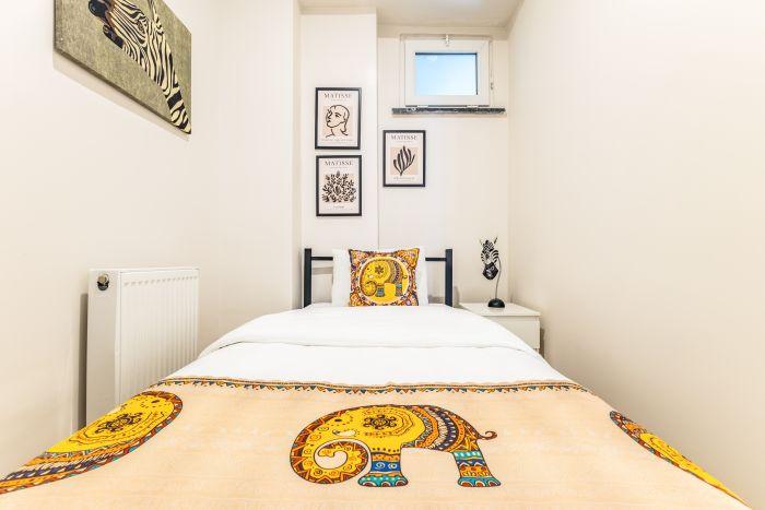 Unwind in our well-appointed bedroom with a comfortable single bed and charming decor.