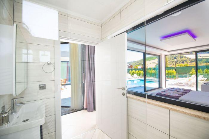 You can see the pool view even from the bathroom!