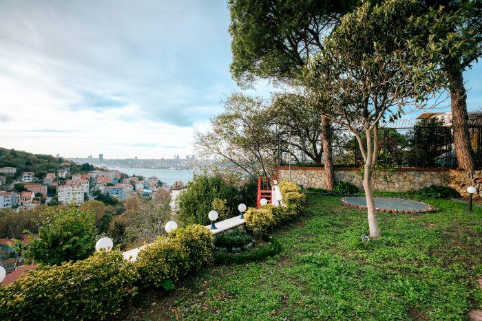 House with Garden and Bosphorus View in Kuzguncuk