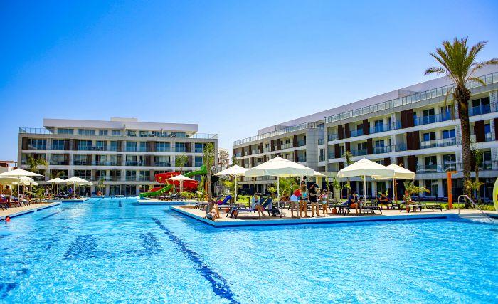 Kıbrıs İskele'de Sahile Yakın, Ortak Havuzlu ve Balkonlu Konforlu Otel Odası | Marble Deluxe Kara