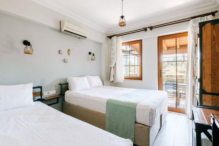 Bozcaada'da Balkonlu Şık Otel Odası | ParaliaGardenTerraceTriple