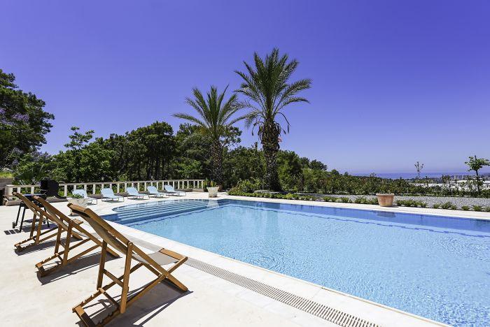 Villa w Sea View Terrace and Pool 5 min to Beach