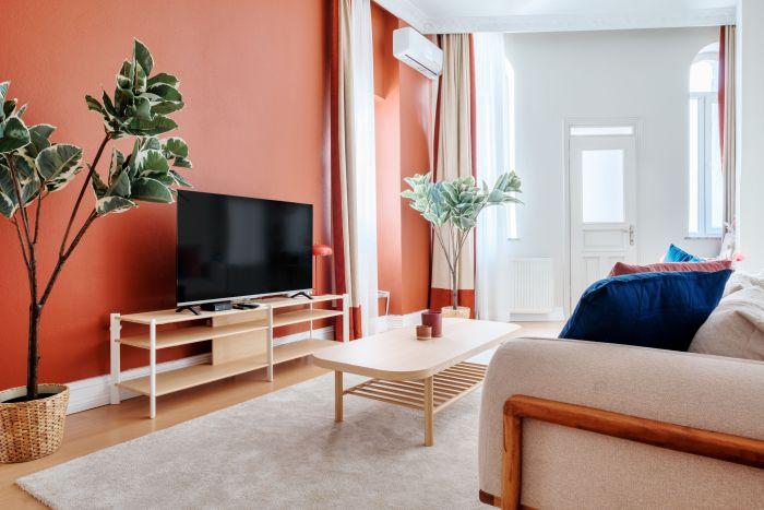 This lovely flat offers you a widescreen TV and a cozy sofa for your relaxation.