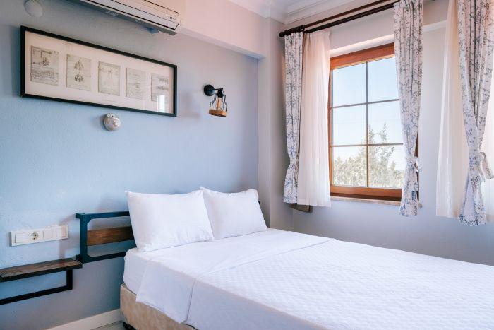Deniz Manzaralı İki Yataklı Butik Otel Odası | ParaliaSeaTriple