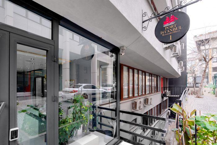 A stone's throw from bustling cafes and vibrant nightlife, this studio flat is an urban dweller's dream.
