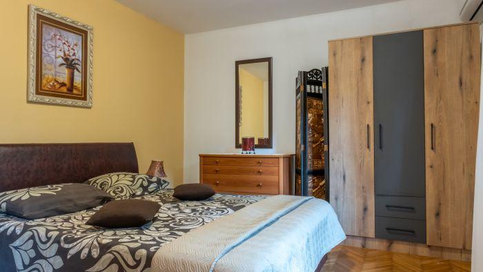 Chic Flat with Garden 1 min to Beach in Kotor