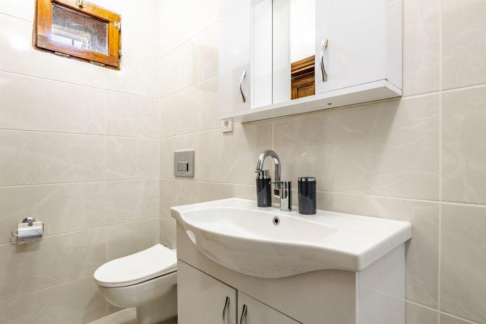 A tidy shower cabin and hot water ready for your relaxation…