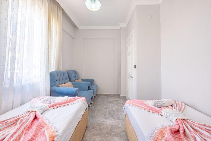 A peaceful stay awaits you with the harmony of light blue and pink tones.