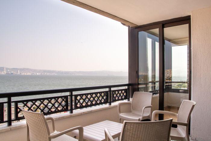 Book now for this spacious flat with a magnificent sea view!